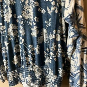 The Muses Lounge women’s contrast floral print wrap top small nwot